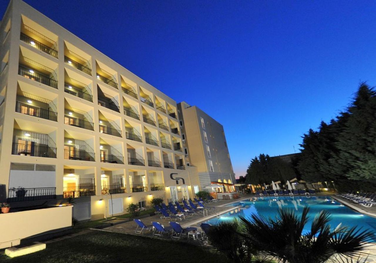 Hellinis Hotel in Kanoni Kassiopi, Corfu | Greeka