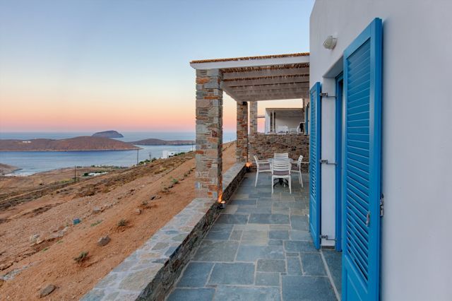 Serifos Livadakia beach: Photos, Map | Greeka