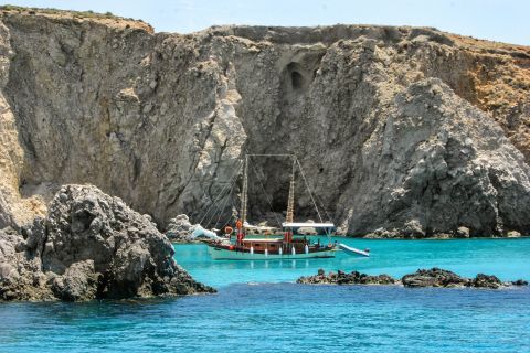 Exploring the region between Firiplaka and Tsigrado in Milos.