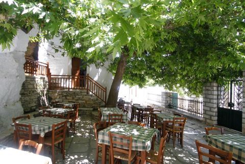 A restaurant in Apiranthos