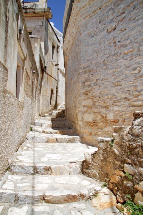 Paved alley in Apiranthos village