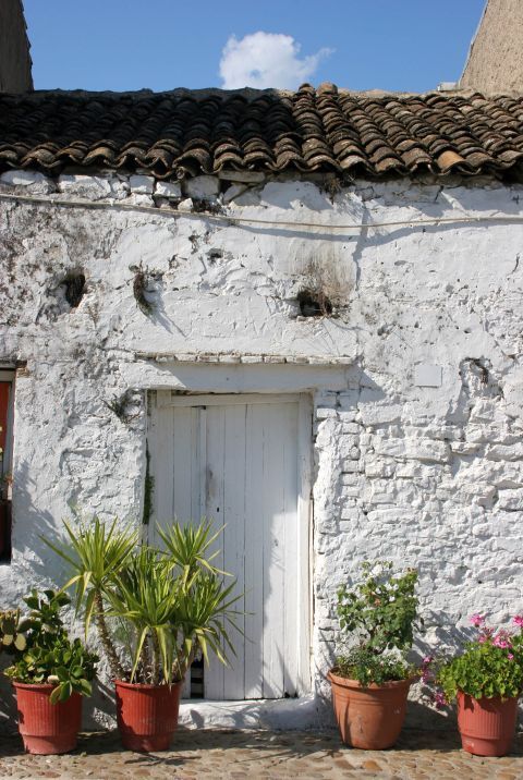 A traditional whitewashed house in Lefkimmi