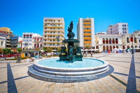 The impressive fountain on King George square.