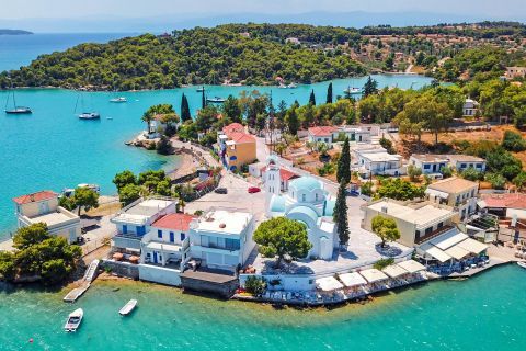 Most buildings in Porto Heli are white-colored with ceramic roof tiles.