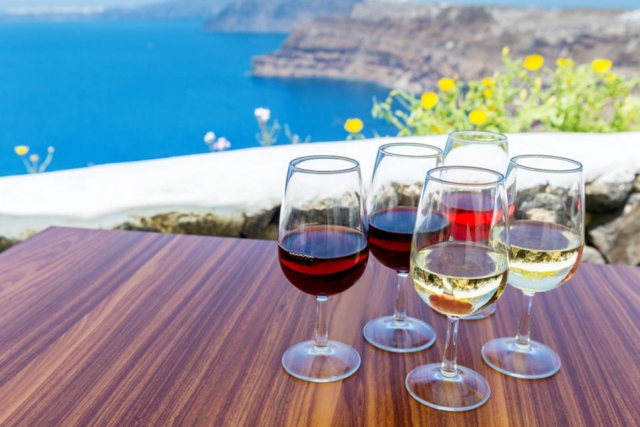 https://www.greeka.com/photos/tours/467/slides/santorini-wine-tasting-01-1280.jpg