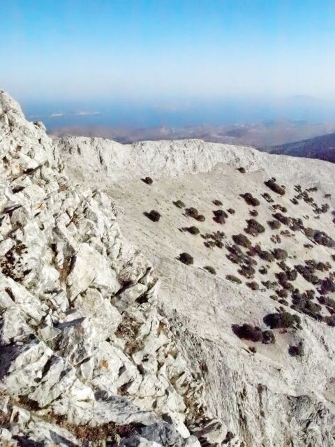 Hiking on Mount Zas: White cliffs at the Mount of Zas