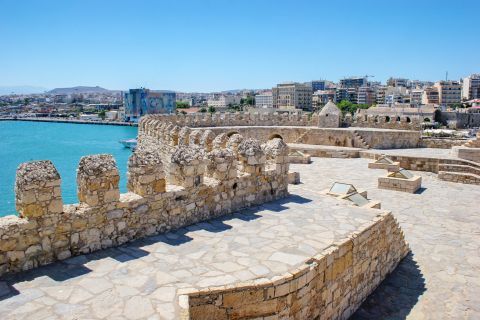BalkanViator - Koules Castles (or previously known as Rocca a Mare, meaning  Sea Fortress) was built as a powerful fortress to protect the port of  Heraklion. However, in 1669, the Turks occupied