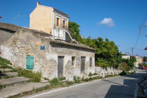 Lefkimi: Old houses