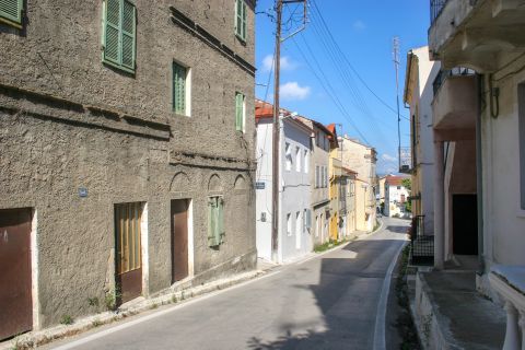 Lefkimi: Old buildings with colorful shutters